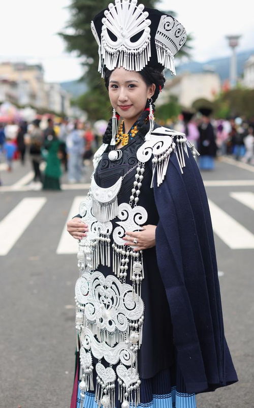四川布拖县 银饰服饰巡游