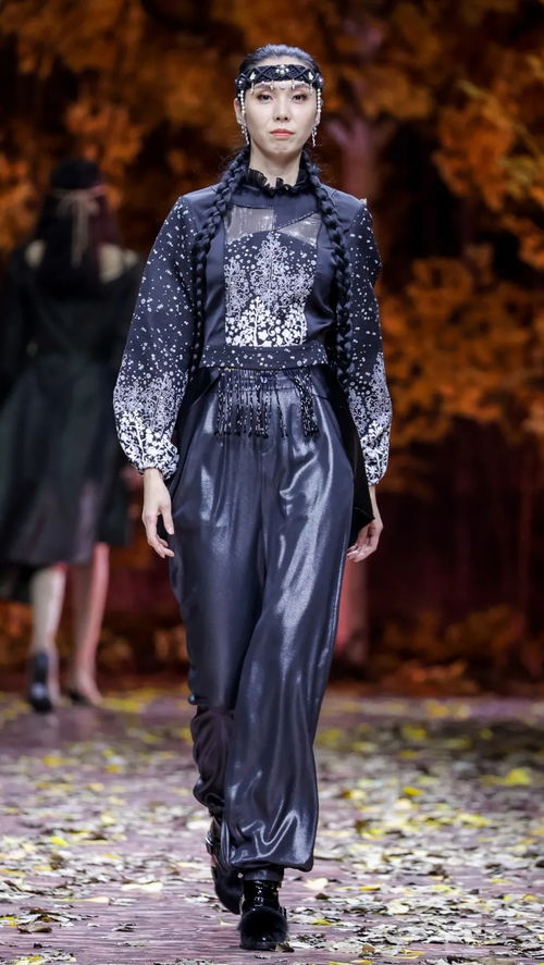 以时尚语言讲述民族故事 鄂伦春族文化服饰秀华丽上演